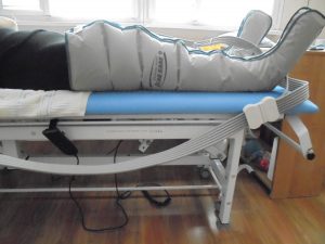 sprzęt do masażu limfatycznego oraz elektryczny stół rehabilitacyjny